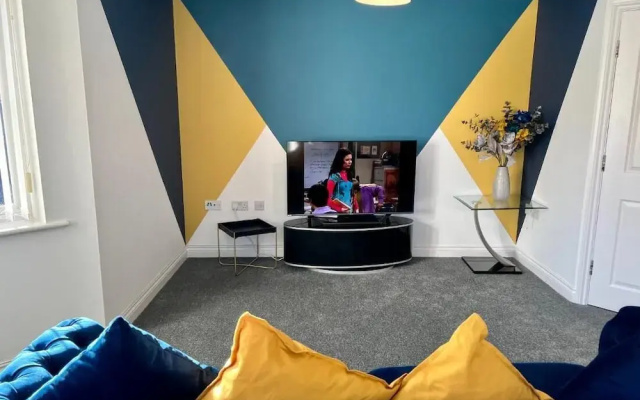 Lovely 2 Bedroom Apartment, 2 Bathrooms Parking