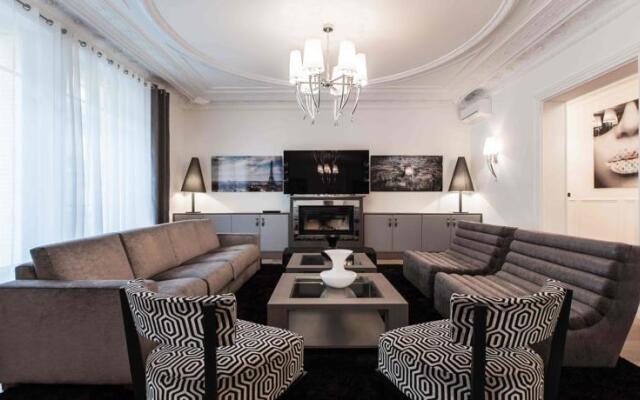 Champs Elysées Avenue Montaigne Elegance