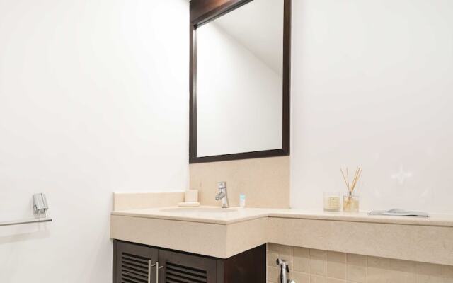 LUX  The Stunning Fountain View Suite