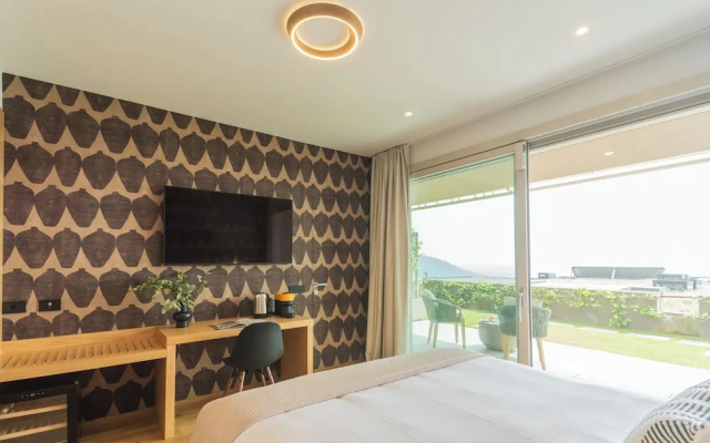 Pureview Luxury Suites, with breakfast & pool