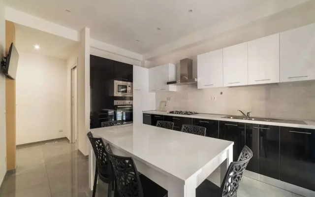 JOIVY Delightful 3-bed Flat with Balcony