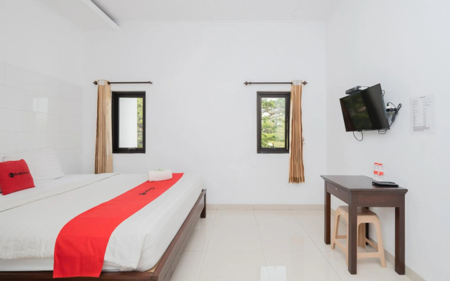 RedDoorz near Jawa Timur Park 3 – Guest Rooms – Batu