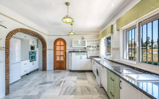 Villa Soleada Calahonda by Rafleys