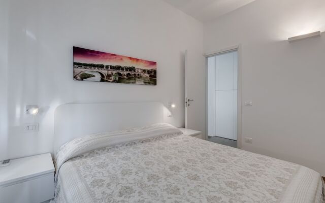 Trastevere White Apartment