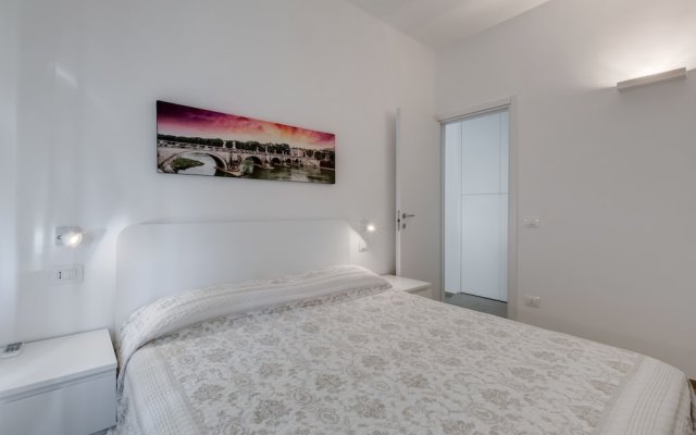 Trastevere White Apartment