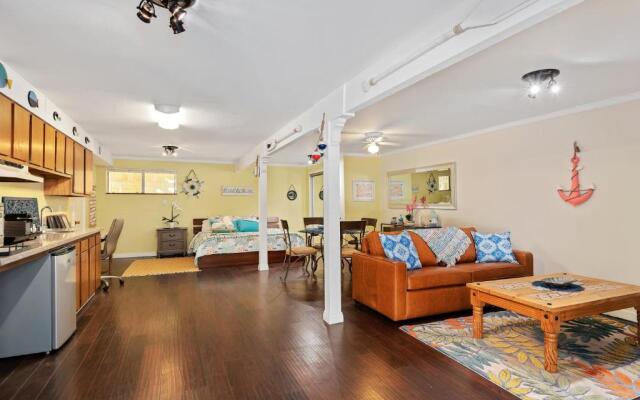 Santa Barbara Cozy Studio with Private Patio