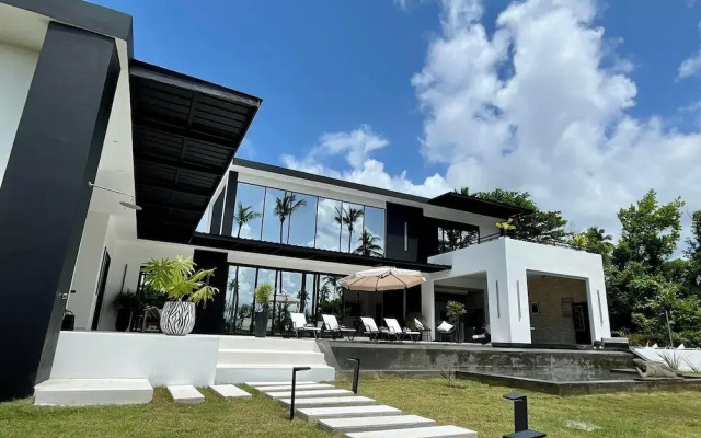 Casa Black and White. Vista al Mar