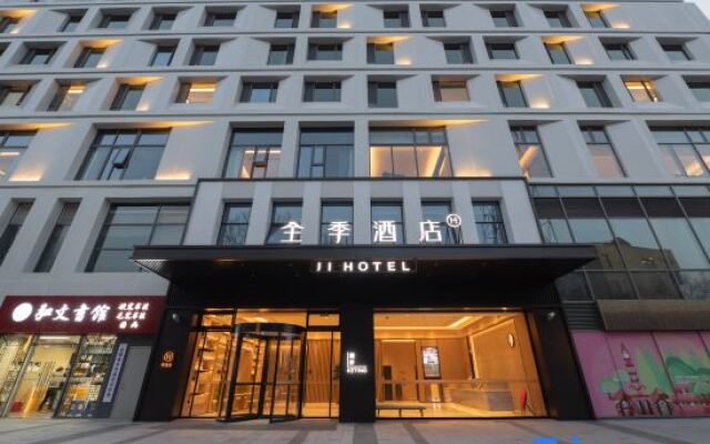JI Hotel (Shanghai Baoyang Road Subway Station)