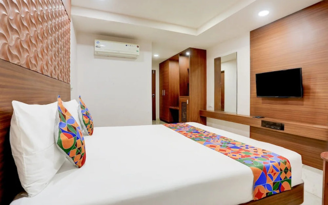 Hotel Simran Raghuveer Para by OYO Rooms