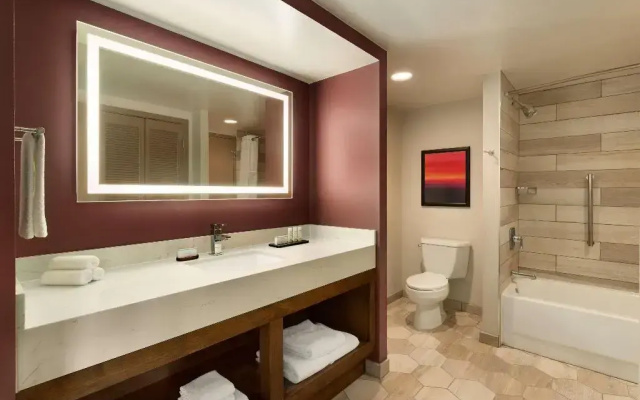 Hilton Phoenix Suites