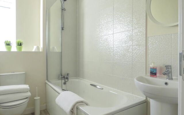 Tudors eSuites Birmingham Townhouse Private Garden Free Parking