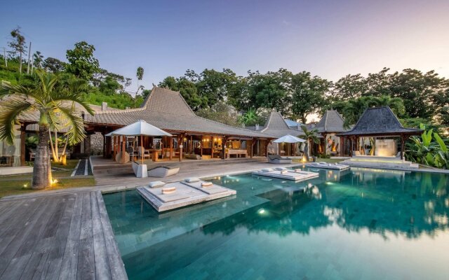 Palatial Wooden Villa, 4br, Lovina