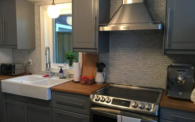 Beautiful 4BR Downtown House, Sleeps 10