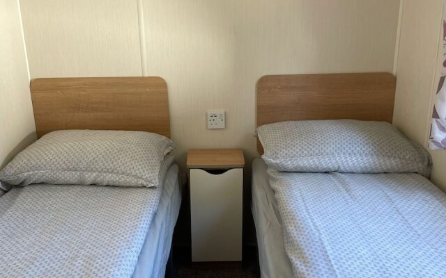 Caravan - Sleeps 6 & Parking