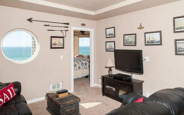Beverly Beach Overlook for 8 by RedAwning