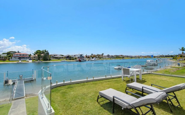Floating On The Canals - 80 Commodore Cres