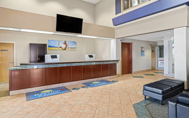 Days Inn & Suites by Wyndham Winkler