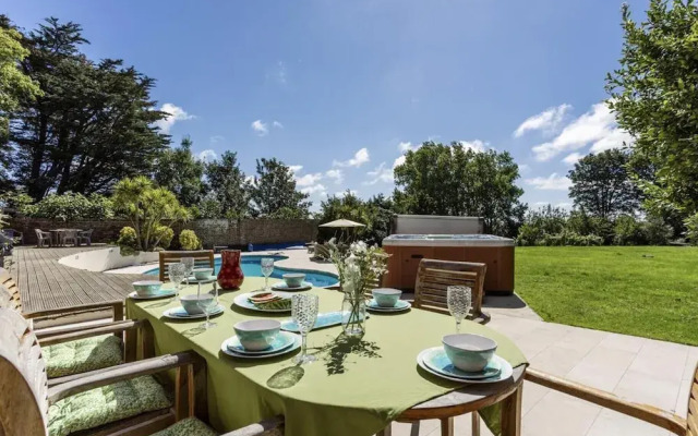 Sleeps10/18-parking-garden-pool-hottub-balcony