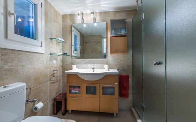 Inviting 8-bed Villa in Ermoupoli - Villa Blueros