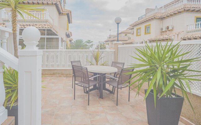 Beautiful 3-bed House With Communal Pool