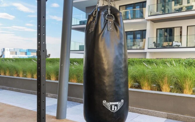 Waves - Stylish 13th-Floor Studio with Top-Notch Amenities