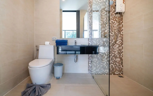 Vibrant Beach Life at Kata Villa UTK4