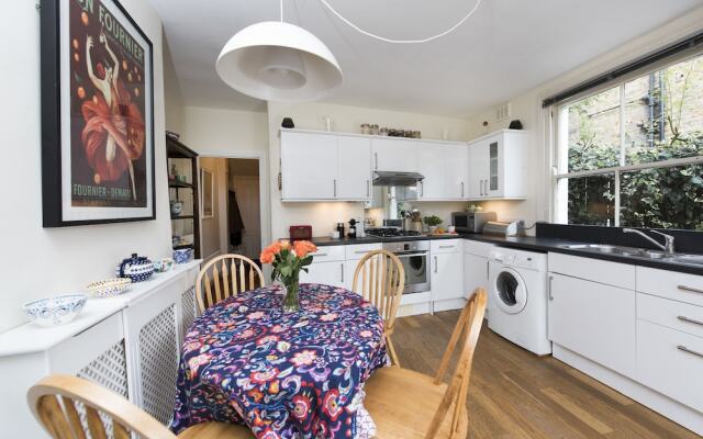 Spacious 1BR Garden Flat in Brixton