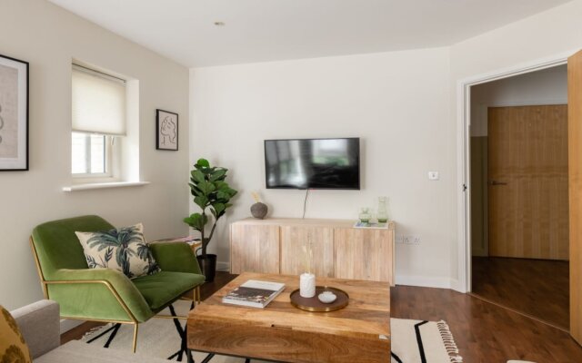 The Bow Mews - Modern & Bright 2BDR Apartment with Patio