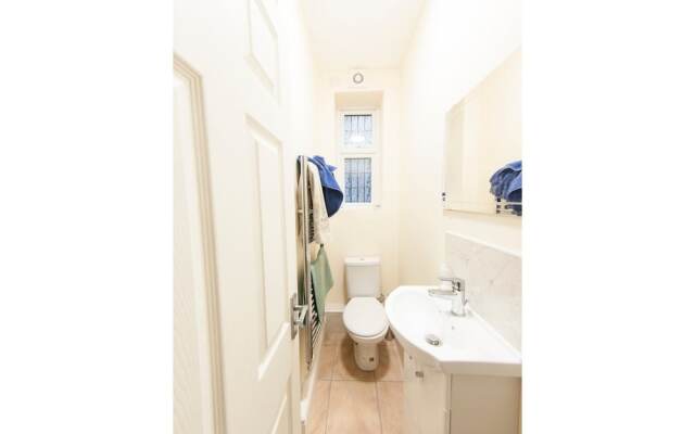 Spacious & Quiet 4BR Flat for 8 in Hampstead