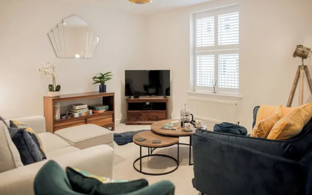 Stunning 2 BD with Patio & Free Parking