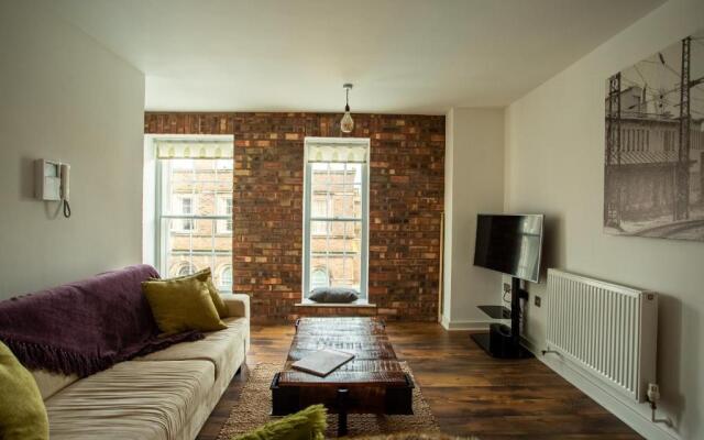 Chester railway station luxury apartment - sleeps 4 & FREE parking!