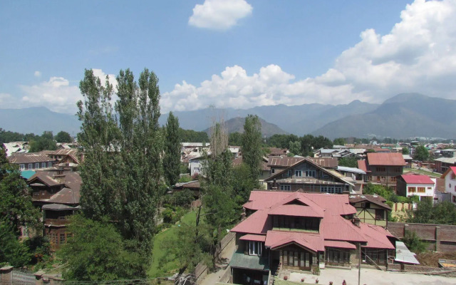 Hotel Pine Spring Wazir Bagh