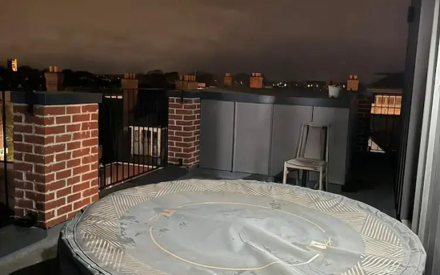 1 Bedroom Flat Apartment With hot tub on the Balcony & City View, Sleeps 4ppl
