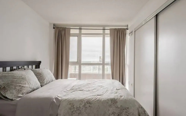 Luxury WaterFront View & Free Parking