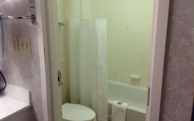 Colonial Inn & Suites /Airport/Graceland