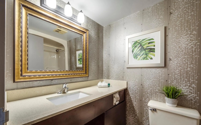 Monte Carlo Inn Airport Suites