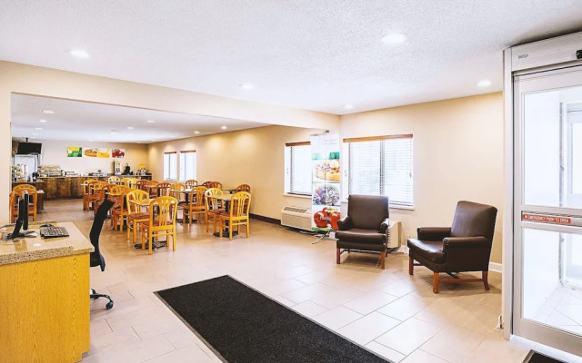 Norwood Inn & Suites Milwaukee