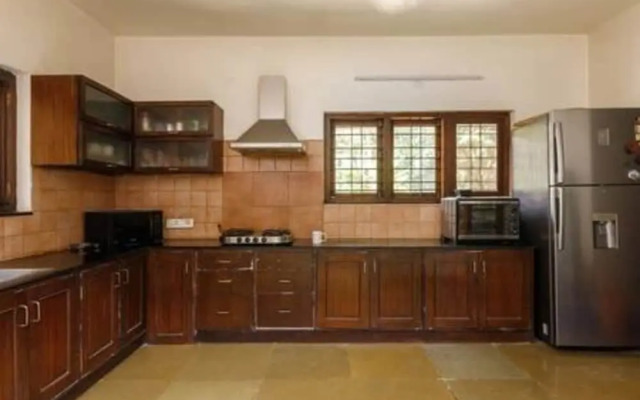Kerala Style Villa by Stayjade | AC | 4bhk | fishpond