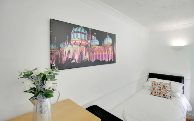 Brighton Getaways-Seaside Patio Apt