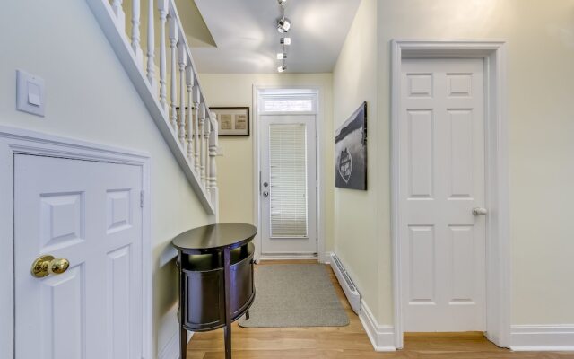 Newly Decorated 2BR Yorkville Home