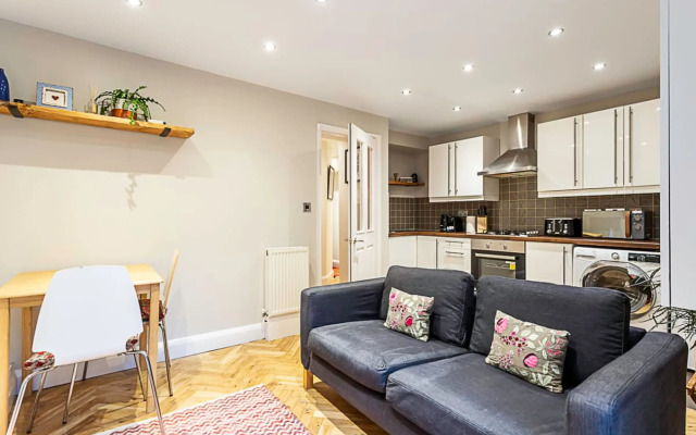 Cosy Garden Flat in Prestigious Residential Area