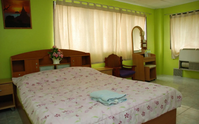 Blue Lagoon Guest House and Bar