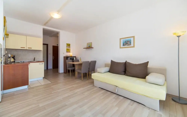 Nice Apartment in Brist With 1 Bedrooms and Wifi