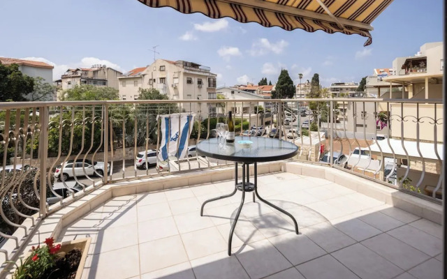 Homey Kiryat Haim Apt by Sea N Rent