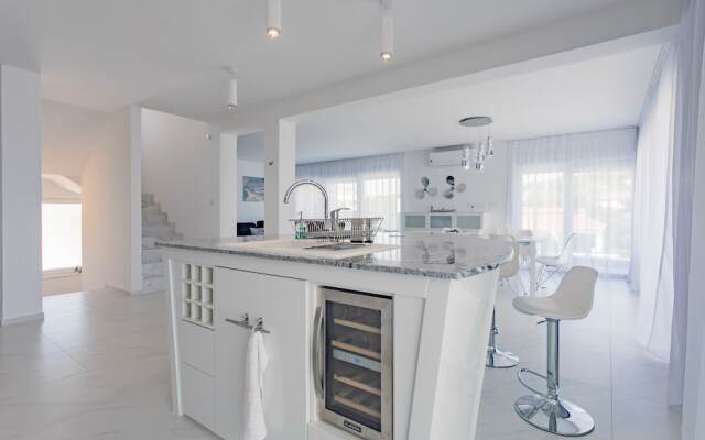 Villa Compass Luxury in a natural bay