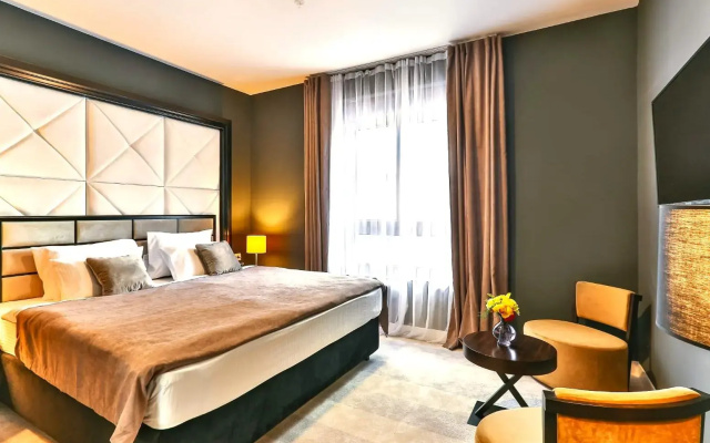 Royalis Suites