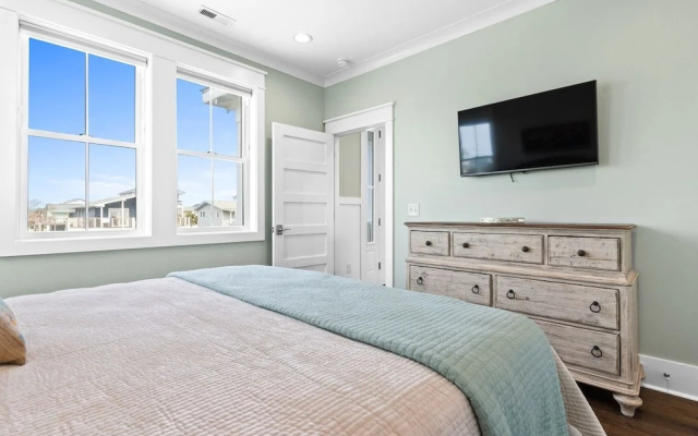 Fish-n-chips By The Sea 6 Bedroom Home by RedAwning