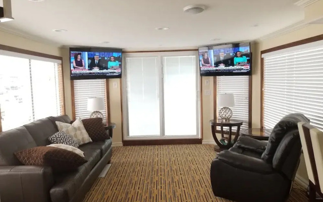 houseboat