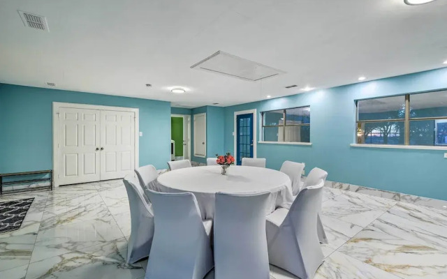 Private Pool: Spacious & Vibrant Argyle Villa!