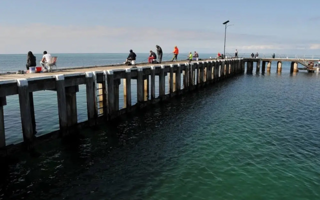 Modern & Cosey 4bedroom House Walk to Beach